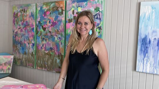 Künstlerin Carolin Fröhlich freut sich über die Eröffnung ihres Pop-up-Ateliers in der Mühlenstraße. Dort sollen auch regelmäßig