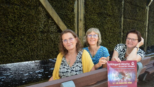 Im Rahmen der Hildegard-Woche bieten (von links) Ute Kreidler, Elisabeth Hamburger und Annette Esser vom Scivias Institut ein um
