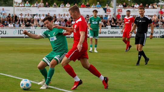 Christian Hahn (rotes Trikot) erzielte das erste Saisontor der SG Hüffelsheim. Legt er in Zeiskam nach?
