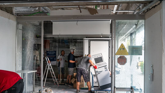 Ein Bild der Verwüstung im Vorraum einer Volksbank-Filiale in Hennef-Uckerath, in dem unbekannte Täter am frühen Mittwochmorgen