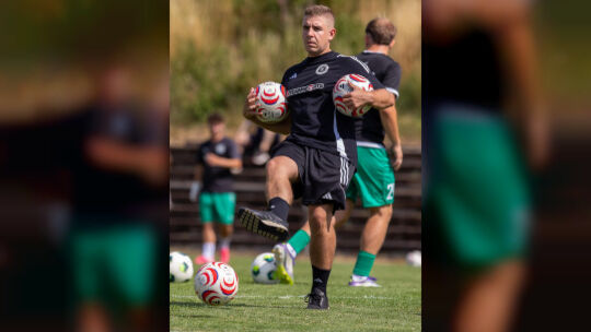 Stephan Holländer spielt den Ball seiner Mannschaft zu. Der Trainer des SC Idar-Oberstein II hat klare Erwartungen für das Lande