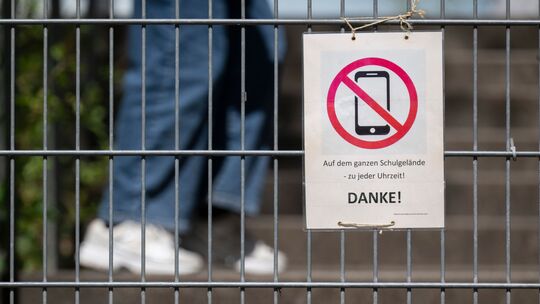 Digitale Medien sollen für Lernzwecke in den Schulen benutzt werden dürfen - die privaten Handys und Smartphones hingegen nicht.