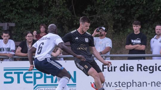 Torjäger Elias Pfenning (schwarzes Trikot) und der SV Winterbach wollen und müssen sich in Hermersberg steigern.