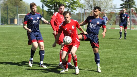 Die SG Guckheim II (in Blau, rechts Robin Khalil Abdo, links Maximilian Schmuck) und die SG Meudt (in Rot, vorne Kilian Becker,