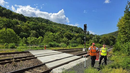 Am provisorischen Bahnübergang zwischen dem Kirner Bahnhof und der Eisenbahnbrücke laufen die Vorbereitungen für den Brückenneub
