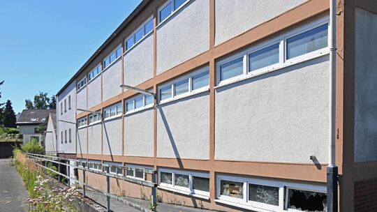 In diesem langgestreckten Gebäude auf dem ehemaligen StoV-Gelände in Kastellaun sollen nach dem Umbau 14 Wohnungen für Menschen