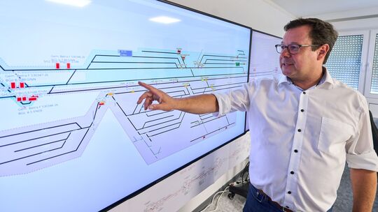 Frank Schmidt steht in der Bauleitzentrale der Bahn vor großen Monitoren, die anzeigen, wo sich während der Generalsanierung am