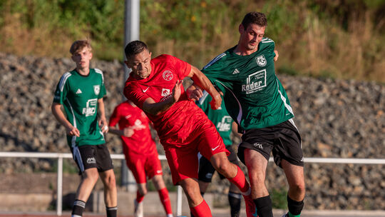 Der TuS Mörschied (grüne Trikots) führte beim SC Birkenfeld lange 1:0, ehe er dann noch den Ausgleich kassierte.