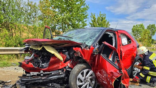 Beide Fahrzeuge wurden im Frontbereich vollständig zerstört, zahlreiche Trümmerteile lagen über die Fahrbahn verteilt. Beide Fahrzeuge wurden im Frontbereich vollständig zerstört, zahlreiche Trümmerteile lagen über die Fahrbahn verteilt.