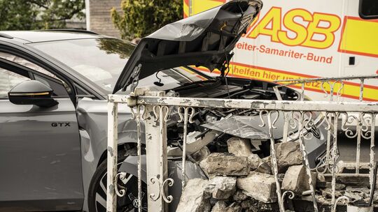 Durch den Aufprall wurde der Wagen massiv beschädigt, was den Unfall letztlich auslöste, ist noch unklar.