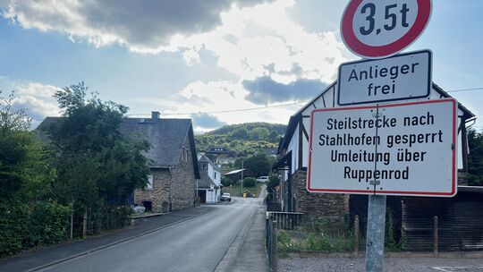 In Ettersdorf wird auf die Sperrung der Steilstrecke nach Stahlhofen hingewiesen. Die angegebene Umleitung über Ruppenrod ist al