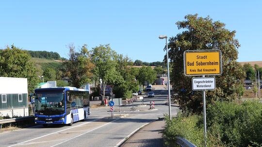 Wo derzeit noch Busse, Lastwagen und Autos rollen, gilt ab Montag, 10. August, in Bad Sobernheim eine Vollsperrung. Denn die Lan