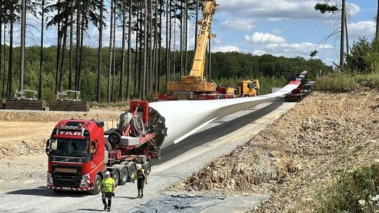 Das erste der drei Rotorblätter kommt an seinem Bestimmungsort im Windpark Haiderbachhöhe an.