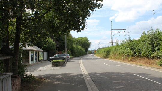 Auf diesem Streckenabschnitt der B62 in Wissen-Frankenthal kam der Fahrradfahrer zu Fall und verletzt sich schwer.