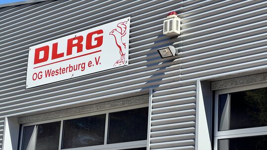 Die DLRG Westerburg ist auch im Westerwaldbad aktiv. Jetzt steht das Freibad dafür nicht zur Verfügung, trainiert wird in Höhn.