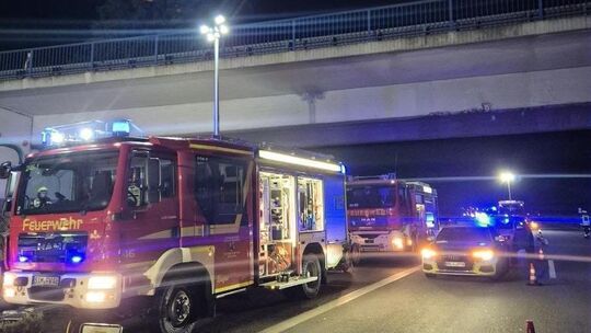 Bei dem Alleinunfall auf der A61 in der Nähe von Rheinböllen waren zahlreiche Kräfte von Polizei, Feuerwehr und Rettungsdienst i