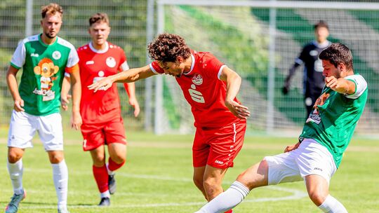 In der ersten Runde des Rheinland-Pokals hatten Marko Slowik (rotes Trikot) und sein TuS Immendorf beim 12:0-Sieg gegen den C-Kl