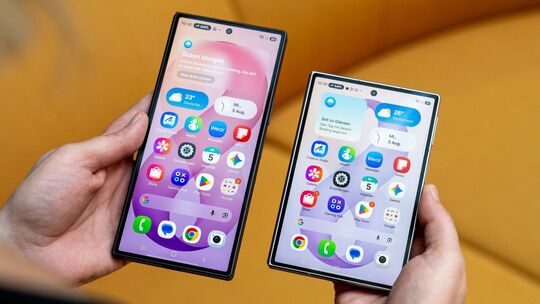 Eine Frau hält das Samsung Galaxy Z Fold 8 Ultra und Fold 8 Eine Frau hält das Samsung Galaxy Z Fold 8 Ultra und Fold 8