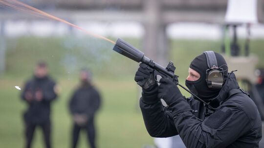 Drohnenabwehr durch Spezialkräfte der Polizei Drohnenabwehr durch Spezialkräfte der Polizei