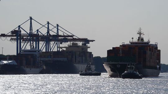 Containerschiff in Hafen Containerschiff in Hafen