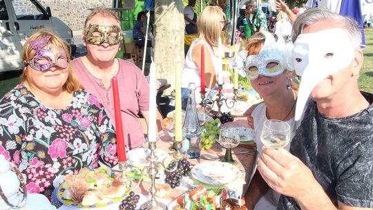 Karneval in Venedig war das Motto der Gruppe aus Kerpen beim Weinpicknick 2019.