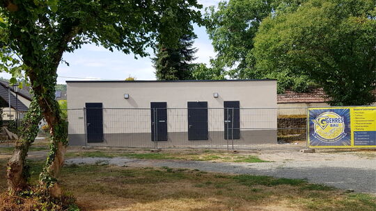 Das neue Toilettengebäude im Stadtpark hat Form angenommen. Nächste Woche werden im Innenbereich die Fliesen verlegt, anschließe