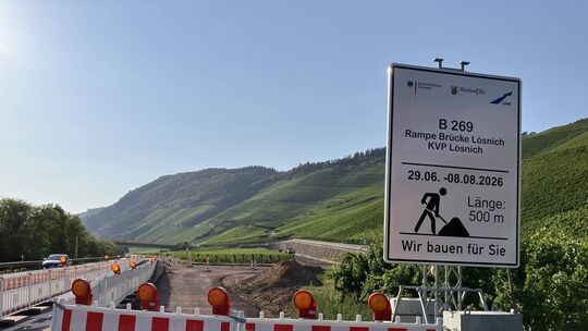 Die Auffahrt zur Lösnicher Brücke wird derzeit erneuert und erhält eine neue Querung für Radfahrer. Das dauert nun länger, als d