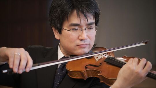 Ayumu Ideue (Violine) ist seit 2011 zweiter Konzertmeister des Staatsorchesters Rheinische Philharmonie, beim Benefizkonzert am