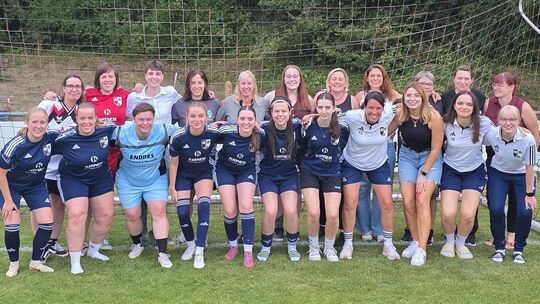 Frauenfußball mit Tradition: Gründungsmitglieder des ersten Frauenteams des SC Kirn-Sulzbach feierten gemeinsam mit Spielerinnen