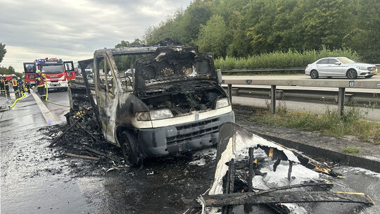 Das Wohnmobil konnte nicht vor dem vollständigen Ausbrennen bewahrt werden.