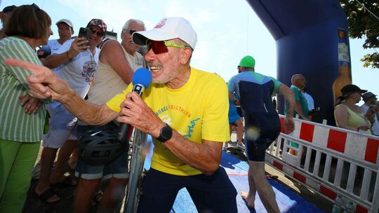 Da sieht man ihn in seinem Element: Alfons Benz hat in diesem Jahr erneut den beliebten Mittelmosel-Triathlon in Bullay moderier