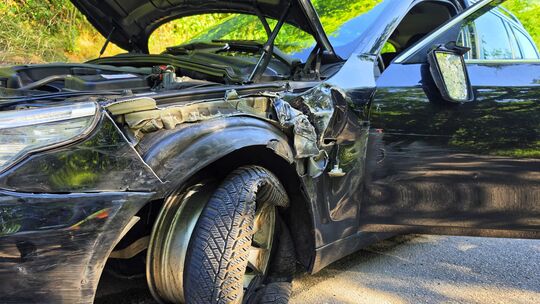 Der BMW wurde bei der Kollision im Bereich der linken Fahrzeugfront erheblich beschädigt. Trotzdem hatte der Fahrer Glück und bl Der BMW wurde bei der Kollision im Bereich der linken Fahrzeugfront erheblich beschädigt. Trotzdem hatte der Fahrer Glück und bl