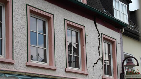 Die Risse werden immer größer: Das Fachwerkhaus Frankfurter Straße 42 in der Unkeler Altstadt ist so marode, dass der Eigentümer