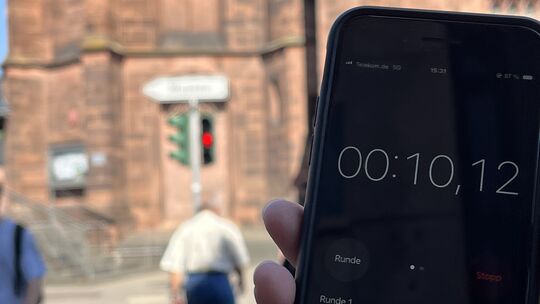 Kurze Grünphase, lange Wartezeit für Fußgänger: Die Ampelquerung über die Wilhelmstraße am Verkehrsknotenpunkt an der Kreuzkirch