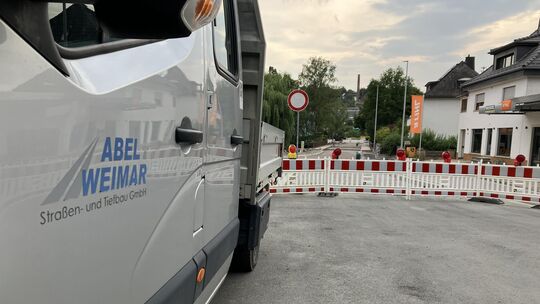 Seit Mai ruhen die Arbeiten in der Bahnhofstraße in Hahnstätten. Jetzt soll ein neues Unternehmen die begonnene Sanierung zum Ab