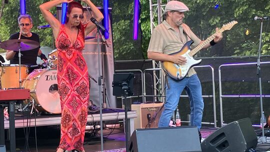 Beim "Sommer im Kulturwerk" gab die D. King's Club Band eine prima Visitenkarte ab. Sängerin Diane King überzeugte mit ihrer tol