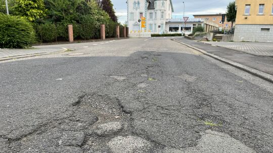 Blick von der Schlesischen Straße in Richtung Bahnhofstraße: Der schlechte Zustand der Fahrbahn ist nicht zu übersehen.