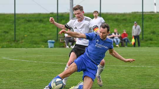 Der FC Peterswald-Löffelscheid (in Blau, mit Phillip Klug) und die SG Biebertal/Unterkülztal um Kapitän Lukas Kemmer starten mit
