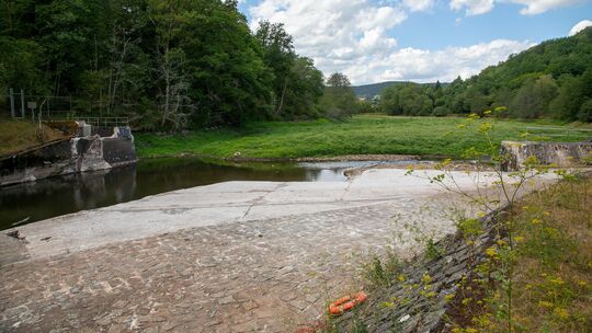 Ein etwa 20 Meter breites Loch klafft nun in der Staumauer. Wo jetzt das Gras wächst, staute sich früher das Wasser. Sogar die R