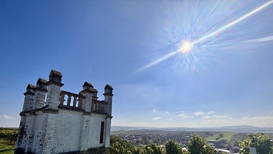 Vom Schloßberg in Mandel eröffnet sich dieser faszinierende Ausblick nach Süden Richtung Nahe.