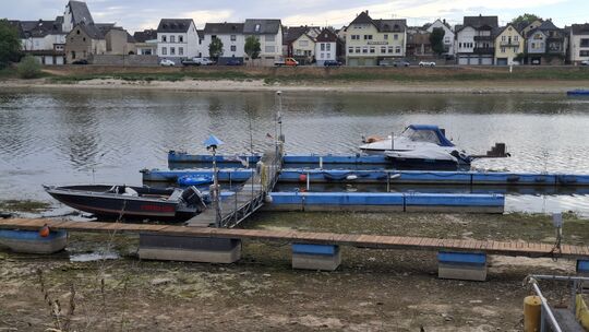 Die Steganlage des Yacht-Clubs-Vallendar liegt trocken. Damit die Boote nicht auf dem felsigen Untergrund aufkommen, wurden sie