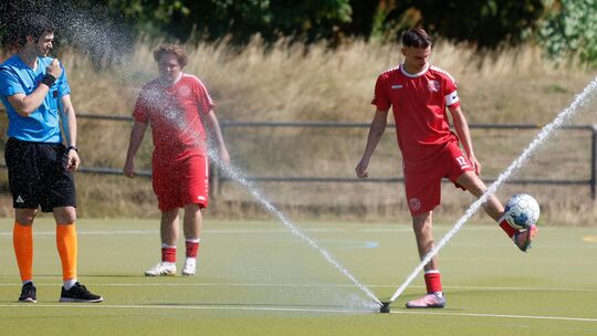 Eine unerwartete Abkühlung tut bei den derzeitigen Temperaturen gut. Die Kreuznacher Kickers (rote Trikots) sind in Gangloff zu Eine unerwartete Abkühlung tut bei den derzeitigen Temperaturen gut. Die Kreuznacher Kickers (rote Trikots) sind in Gangloff zu