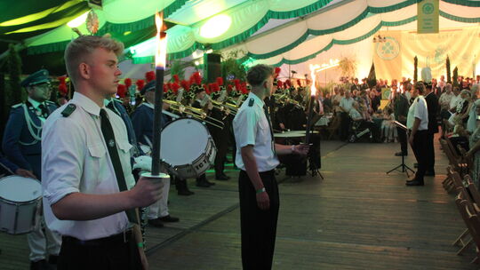 Unter anderem der Große Zapfenstreich gehört traditionsgemäß zum Schützenfest auf der Birkener Höhe. Die Bilanz der Veranstalter