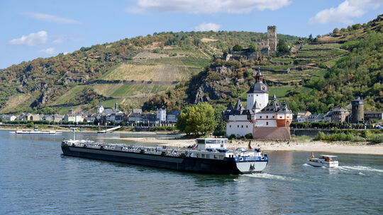 Güterschiffe sind momentan nur noch mit rund einem Viertel ihrer maximalen Ladung auf dem Rhein unterwegs. Denn der Pegel bei Ka