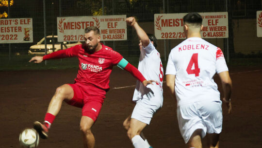 Alter Verein, neuer Verein: Enrico Köppen (rotes Trikot) ist von der Reinhardt’s Elf zu Rot-Weiss Koblenz gewechselt, will da kü Alter Verein, neuer Verein: Enrico Köppen (rotes Trikot) ist von der Reinhardt’s Elf zu Rot-Weiss Koblenz gewechselt, will da kü
