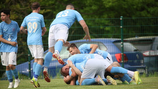 So, wie hier möchte der FSV Blau-Weiss Idar-Oberstein am Sonntag in Nahbollenbach jubeln. Das Team von Trainer Dirk Reidenbach p