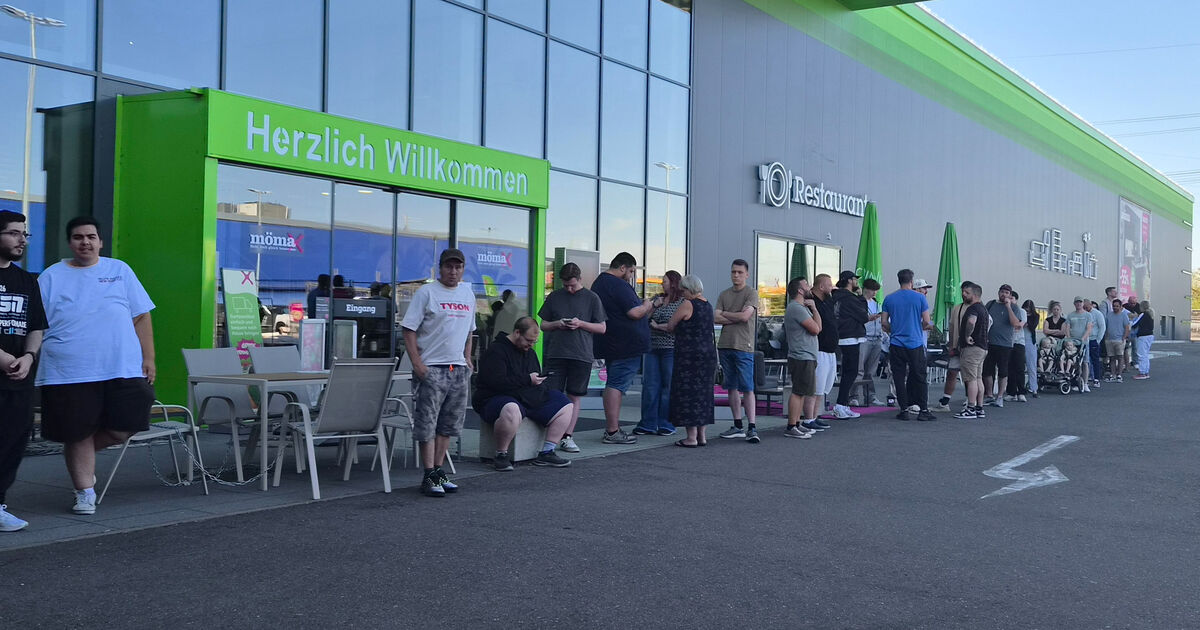 Sammelkartenfieber in Koblenz: Warum Pokémon-Fans frühmorgens vorm ...