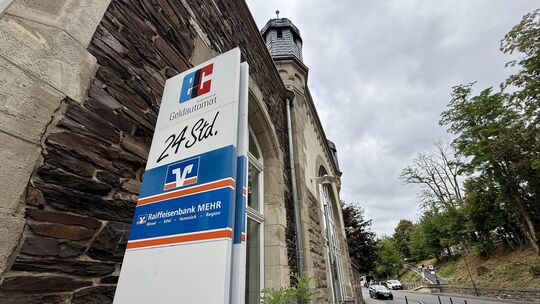 Der Geldautomat der Raiffeisenbank im Bahnhof Bullay wurde vor einigen Wochen durch ein neues Gerät ersetzt, das auch über eine