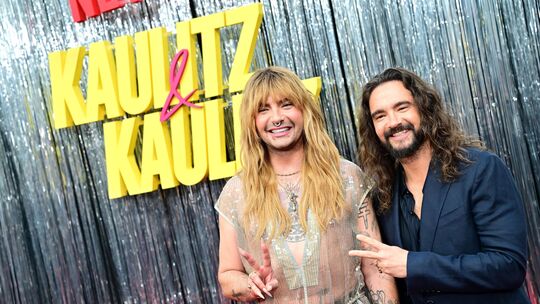 Hoher Besuch in Cochem: Bill (links) und Tom Kaulitz verschlägt es zu Dreharbeiten für ihre gemeinsame Netflix-Serie „Kaulitz un