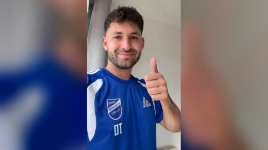 Daumen hoch für die Spvgg Wildenburg. Tim Oberländer gefällt es bei seinem neuen Verein. Am Sonntag (16 Uhr) steht das Derby geg